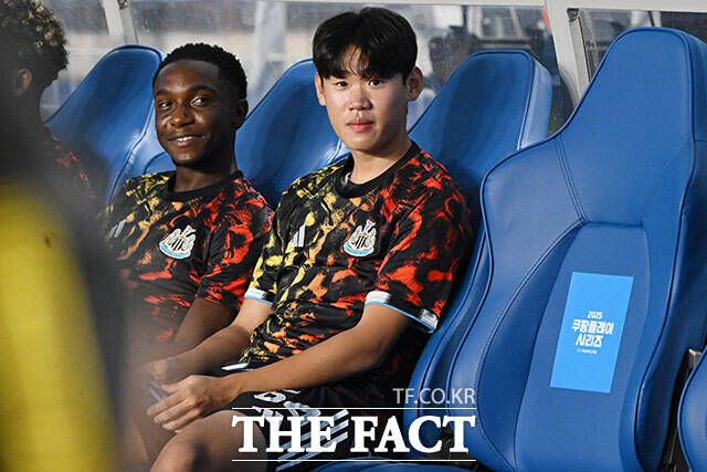 뉴캐슬 박승수가 30일 오후 경기도 수원시 팔달구 수원월드컵경기장에서 열린 팀 K리그와 뉴캐슬 유나이티드의 쿠팡플레이 시리즈 1경기 전반전 선수들의 경기를 지켜보고 있다./수원월드컵경기장=남용희 기자