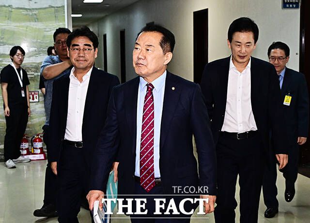 정보위 전체회의 참석하는 신성범 정보위원장, 이성권 정보위 야당 간사, 유영하 국민의힘 의원.