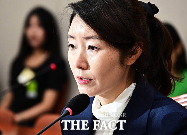 강 의원을 둘러싼 보도는 놀랍도록 미란다를 닮아 있다. 5년간 보좌진 28명 교체, 자택 쓰레기 처리 지시, 비데 수리 요청. "집사처럼 부렸다"는 전직 보좌진의 증언은 이같은 사적 업무 지시가 일상적이었다는 것을 증명할지도 모른다. /배정한 기자