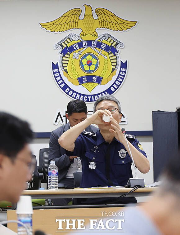 물 마시는 김현우 서울구치소장.