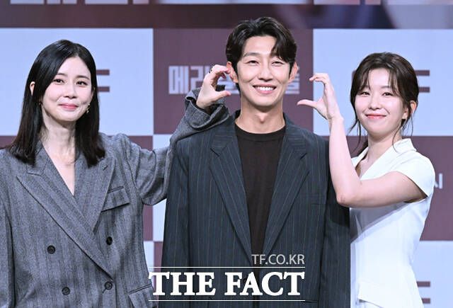 배우 이보영 강기영 윤가이(왼쪽부터)가 31일 서울 마포구 상암동 MBC 골든마우스홀에서 열린 MBC 새 금토드라마 '메리 킬즈 피플' 제작발표회에 참석해 포즈를 취하고 있다. '메리 킬즈 피플'은 오는 8월 1일 밤 10시 첫 방송한다. /이새롬 기자