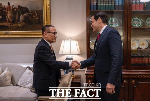 위성락 국가안보실장이 7일(현지시간) 미국 워싱턴 D.C.에서 마르코 루비오 미국 국무장관 겸 국가안보보좌관을 만나 인사를 나누고 있다. /대통령실