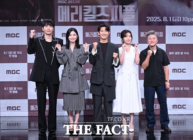 배우 이민기 이보영 강기영 윤가이 권해효(왼쪽부터)가 31일 서울 마포구 상암동 MBC 골든마우스홀에서 열린 MBC 새 금토드라마 '메리 킬즈 피플' 제작발표회에 참석해 포즈를 취하고 있다. /이새롬 기자