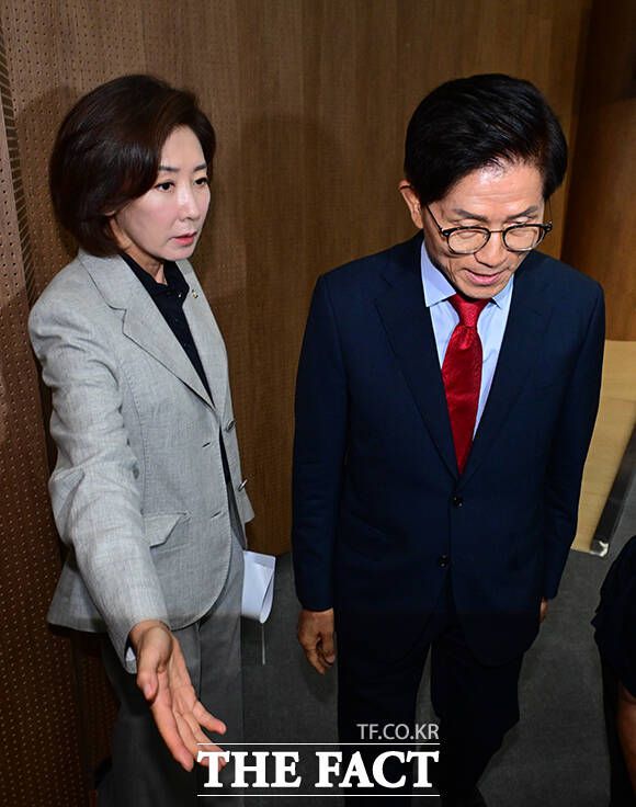 이날 나경원 의원은 김문수 전 장관과 최고위원에 출사표를 던지는 김민수 전 국민의힘 대변인을 위해 기자회견장을 예약했다.