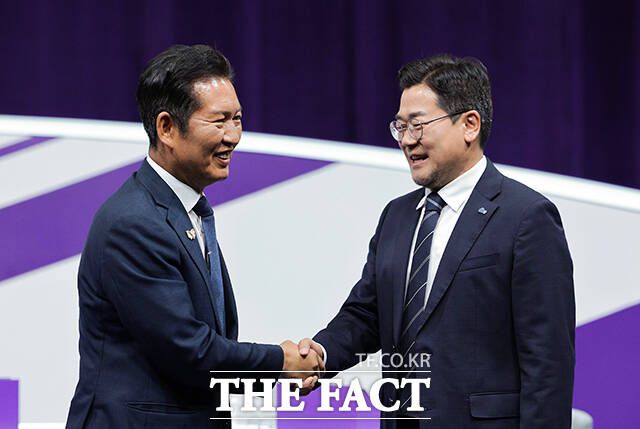 8월2일 새 당대표 선출을 앞두고 민주당이 균형감에 주목해야 한다는 의견도 있다. 여당이 정부의 정책을 뒷받침하는 것은 필요하지만, 동시에 민심을 대변하는 '레드팀' 역할을 일정 부분 해야 한다는 것이다. 사진은 정청래, 박찬대 당대표 후보들이 29일 오후 서울 마포구 MBC에서 열린 TV토론회에 참석해 인사하는 모습. /국회사진기자단