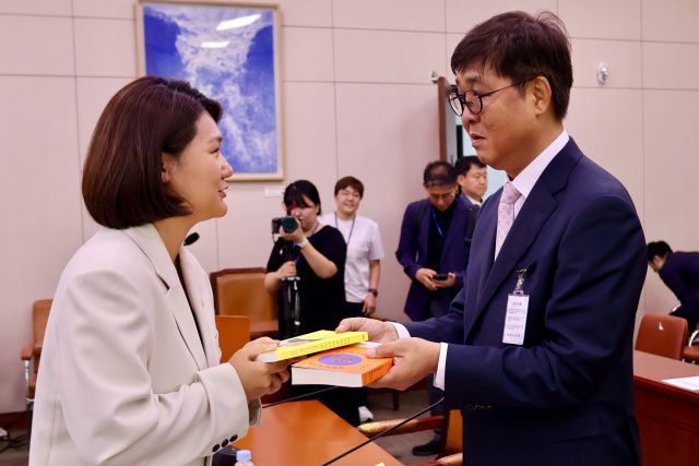 손솔 의원은 청문회장에 '내가 이런 데서 일할 사람이 아닌데', '귀하의 노고에 감사드립니다' 등 노동문학 작품 두 권을 들고 나와 최휘영 문화체육관광부 장관 후보자에게 직접 전달했다. /손솔 진보당 의원 SNS 갈무리