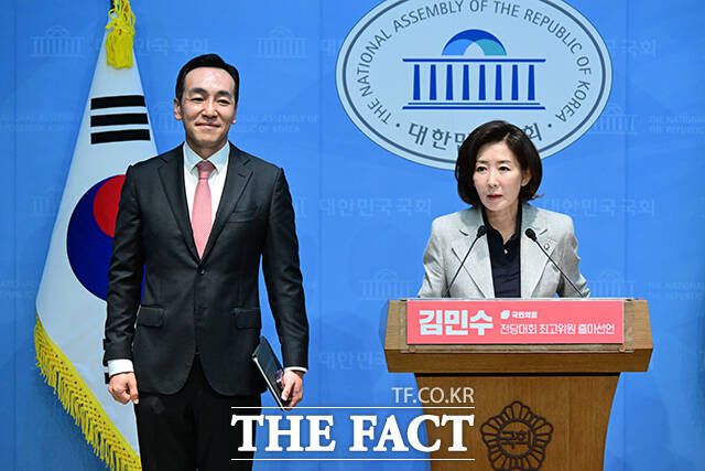 김민수 국민의힘 전 대변인 소개하는 나경원 의원(오른쪽).