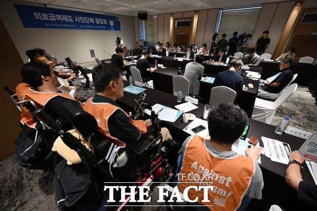 31일 결정된 기준 중위소득 인상률이 여전히 실제 중위소득과 격차를 줄이기엔 부족하다는 지적이 나왔다. 여전히 수급자들 삶을 보장하는 데 미흡하다는 의견이다. 사진은 지난 10일 이스란 보건복지부 제1차관이 서울 용산구 피스앤파크 컨벤션에서 열린 '의료급여제도 시민단체 집담회'에 참석해 시민단체와 만난 모습. /서예원 기자