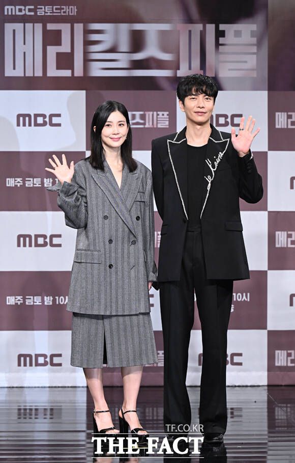배우 이보영(왼쪽)과 이민기는 31일 서울 마포구 상암동 MBC 골든마우스홀에서 열린 MBC 새 금토드라마 '메리 킬즈 피플' 제작발표회에서 조력 사망이라는 소재에 끌려 작품을 선택했다고 전했다. /이새롬 기자