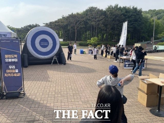 지난 5월 인천 SSG랜더스필드에서 진행된 스포츠토토 현장 프로모션 행사 중 한 시민이 미니 스포츠 게임에 참여하고 있다./한국스포츠레저