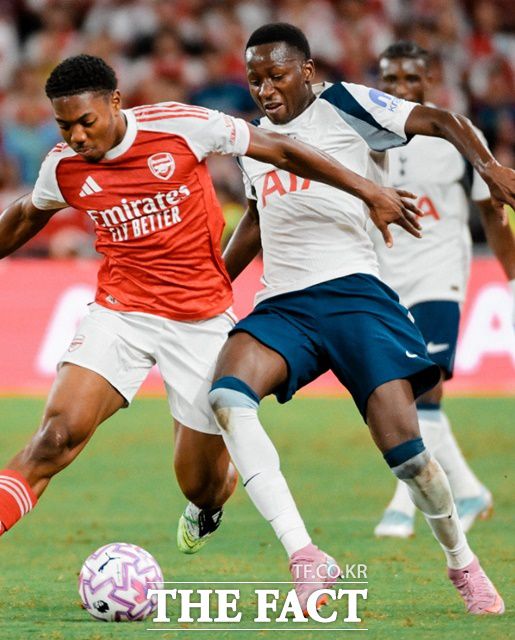 토트넘의 미드필더 파페 사르(오른쪽)가 31일 홍콩 카이탁 스포츠파크에서 열린 아스널과 '북런던더비'에서 전반 45분 장거리슛으로 선제골을 기록했다./토트넘