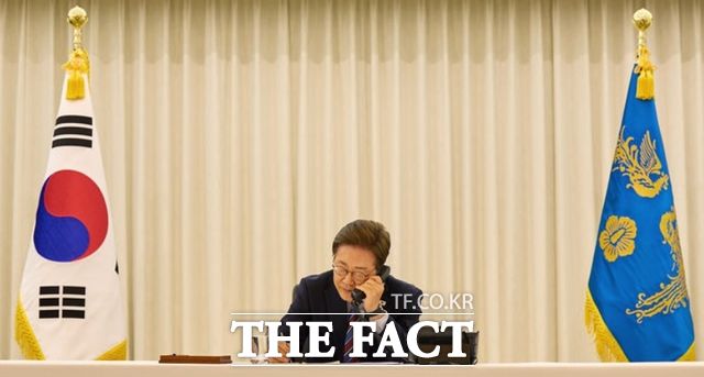 한국이 미국과 관세 협상에서 자동차를 포함해 상호관세율 15%에 합의했다. 이재명 대통령이 6일 서울 한남동 관저에서 도널드 트럼프 미국 대통령과 전화 통화를 하고 있다. /대통령실