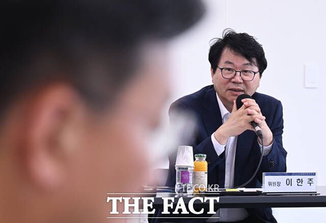 이한주 국정기획위원회 위원장이 31일 오후 서울 종로구 정부서울청사 창성동 별관 기획분과 회의실에서 열린 '국민통합을 위한 경청 간담회'에 참석해 인사말을 하고 있다./이새롬 기자