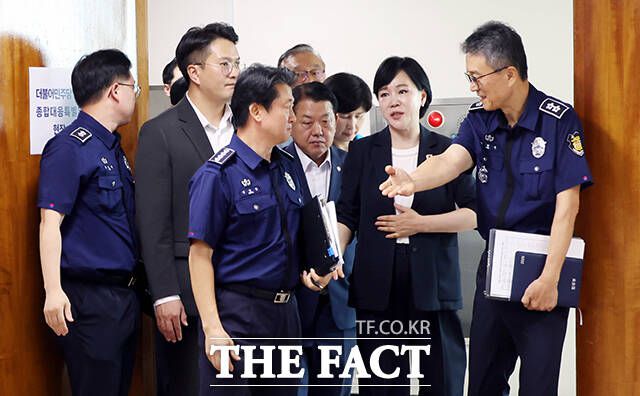 김현우 서울구치소장 안내 받는 전현희 총괄위원장.