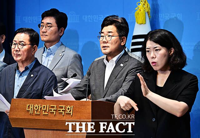 박찬대 후보(가운데)는 지난달 28일 판사와 검사가 증거를 조작하거나 사실관계를 왜곡할 경우 형사처벌할 수 있도록 '법 왜곡죄'를 신설하는 내용의 형법 개정안을 대표 발의했다. /배정한 기자