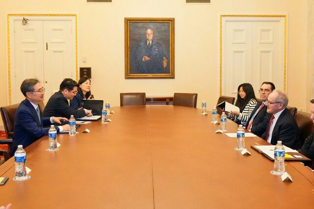 리쉬 위원장(오른쪽)은 조 장관에게 북한의 러시아 파병 등으로 역내 안보 정세가 급변하는 가운데 한미동맹에 대한 의회 내 초당적 지지는 불변하다고 했다. /외교부