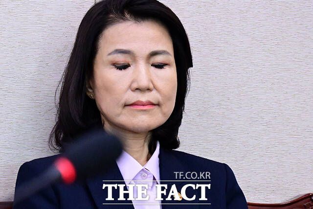 이날 국회 법사위는 여야가 첨예하게 대립하고 있는 방송 3법과 노란봉투법, 상법 등을 상정해 심의할 예정이다. 사진은 생각에 잠긴 이진숙 방통위원장의 모습.