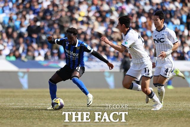 4연승에 도전하는 인천과 상위권 재진입을 노리는 서울이랜드의 올 시즌 경기 장면./K리그