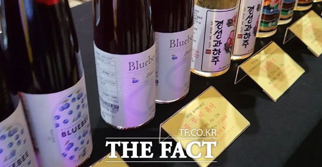 1일 '오승혁의 현장'은 서울 강남구 역삼동의 라움아트센터에서 열린 '와인&전통주 살롱'에 참여했다. 8월로 접어들었지만 끝을 모르는 폭염이 이어져 '더위 조심하세요'라는 말이 진심을 담아 일상적으로 오가는 요즘 달콤하고 시원한 술 한 잔으로 여름을 견디는 방법을 찾기 위해 이곳으로 향했다. /라움아트센터=오승혁 기자