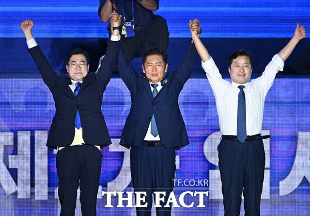 정 대표는 경선 기간 중 경쟁을 펼쳤던 박 후보를 향해선 "심심한 위로의 말씀을 드린다"면서 "박찬대를 찍었든, 정청래를 찍었든, 우리는 더불어민주당 당원이고 우리는 하나"라고 강조했다. /배정한 기자