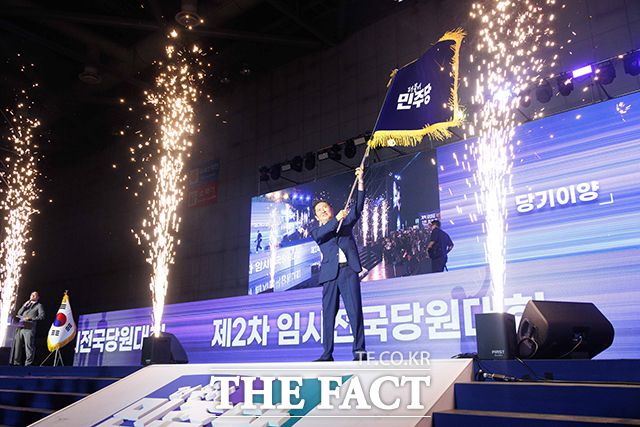 대표 수락연설에 나선 정 대표는 "약속드린 대로 강력한 개혁 당대표가 돼 검찰·사법·언론개혁을 추석 전에 마무리하도록 하겠다"며 즉시 검찰·언론·사법개혁을 위한 태스크포스(TF)를 가동하겠다고 밝혔다. /배정한 기자