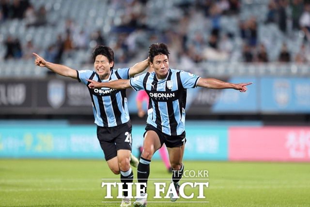 최하위 탈출을 노리는 천안의 골 세리머니./K리그