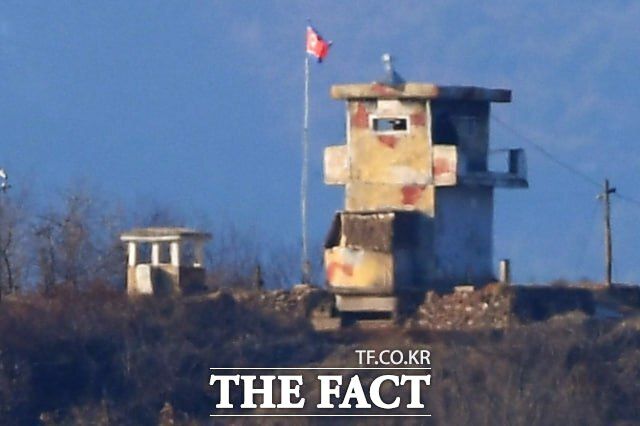 정동영 통일부 장관은 취임 직후 대북 민간 접촉의 문을 활짝 열었지만 현실은 녹록지 않다는 지적이 나온다. 북한이 대남 기구를 모조리 정리하는 바람에 대북 민간 라인 구축을 처음부터 다시 시작해야 한다는 이유에서다. 사진은 경기도 파주시 탄현면 일대에서 바라본 북한군 초소. /더팩트DB