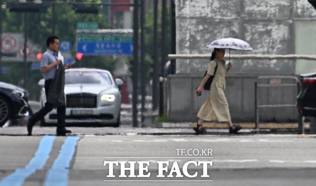 서울 전역에 폭염경보가 발효된 지난달 24일 오후 서울 송파구 송파대로 일대 도로에 아지랑이가 피어오르고 있다. /박헌우 기자