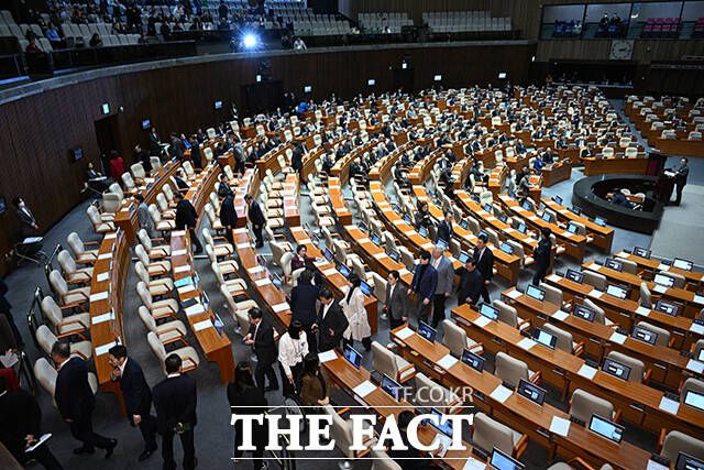 기록적인 폭염이 이어지면서 공공기관을 중심으로 '쿨비즈(Cool-Biz)' 캠페인이 확산되고 있다. 사진은 국회 본회의장 모습. /박헌우 기자