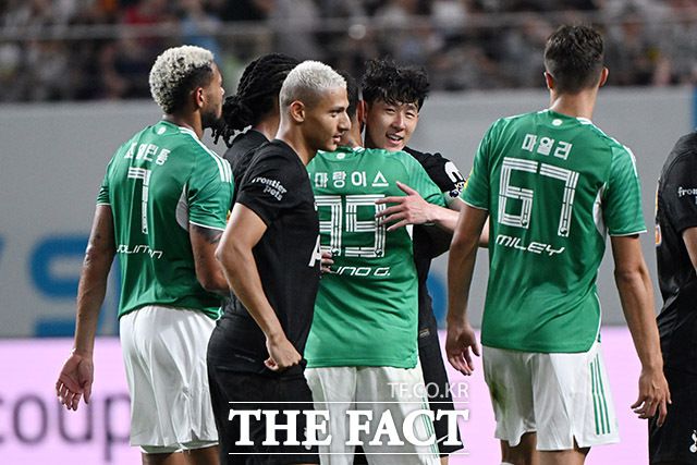 토트넘 훗스퍼와 뉴캐슬 유나이티드의 쿠팡플레이 시리즈 2경기가 3일 오후 서울 마포구 서울월드컵경기장에서 열린 가운데 손흥민이 교체되자 동료들이 인사를 건네고 있다./서울월드컵경기장=남용희 기자