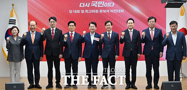 기념사진 촬영하는 참석자들. 왼쪽부터 김정재 정책위의장, 황우여 선관위원장, 주진우·김문수·안철수·조경태·장동혁 후보, 송 위원장, 정점식 사무총장.