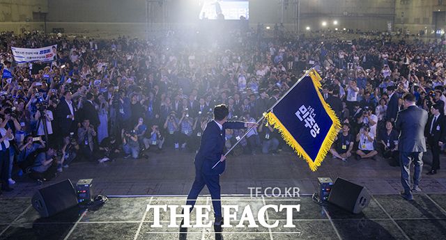 정 대표는 수락연설에서 집권여당 대표로서의 책무를 분명히 했다. "이재명 정부가 성공해야 더불어민주당도 성공한다"며 "당정대가 원팀으로, 한 몸처럼 움직일 수 있도록 당대표로서 필요한 모든 것을 다하겠다"고 강조했다. /배정한 기자