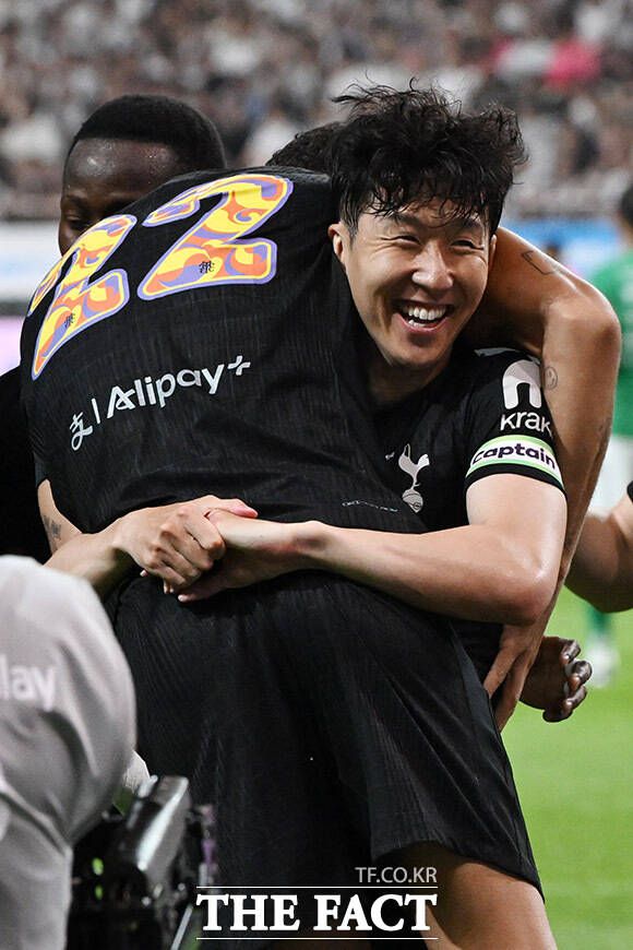 토트넘 훗스퍼와 뉴캐슬 유나이티드의 쿠팡플레이 시리즈 2경기가 3일 오후 서울 마포구 서울월드컵경기장에서 열린 가운데 손흥민(오른쪽)이 선제골을 넣은 브레넌 존슨을 안고 기뻐하고 있다./서울월드컵경기장=남용희 기자