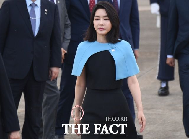 김건희 여사의 각종 의혹을 수사하는 민중기 특별검사팀이 출범 1달을 맞았다. 3박5일간의 나토(NATO, 북대서양조약기구) 정상회의 첫 순방을 마친 윤석열 대통령과 김건희 여사가 지난 2022년 오전 경기 성남시 서울공항으로 귀국하고 있다. /이새롬 기자