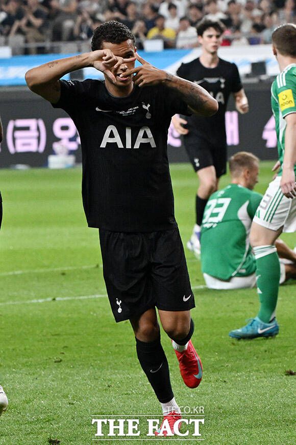 토트넘 훗스퍼와 뉴캐슬 유나이티드의 쿠팡플레이 시리즈 2경기가 3일 오후 서울 마포구 서울월드컵경기장에서 열린 가운데 토트넘의 브레넌 존슨이 득점 후 기뻐하고 있다./서울월드컵경기장=남용희 기자