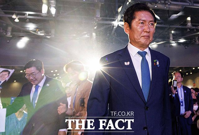 정청래 더불어민주당 신임 대표가 공약으로 내세웠던 검찰개혁·언론개혁·사법개혁을 담당할 특별위원회를 설치하고 위원장에 민형배·최민희·백혜련 의원을 각각 임명했다. 당원주권정당 특별위원회는 재선의 장경태 의원이 이끈다. /배정한 기자