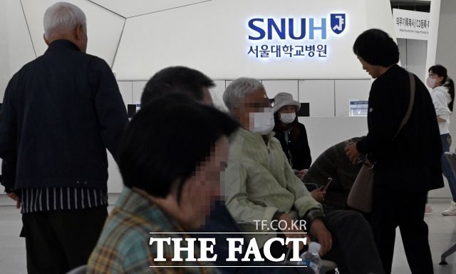 4일 의료계는 사직 전공의 복귀 시 입영 연기와 제대 후 수련하던 병원으로 자리 보장이 필요하다고 요구했다. 이에 집단 사직으로 피해를 입은 환자들은 의대증원 정책에 반대하기 위해 환자를 볼모로 한 집단 사직방식으로 피해를 입힌 전공의들에 입영 특례를 줘선 안된다고 반발했다. 사진은 지난 5월 7일 서울대학교병원. /사진=임영무 기자