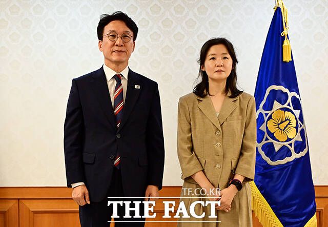 김민석 국무총리가 권은비 위원과 기념촬영을 하고 있다.