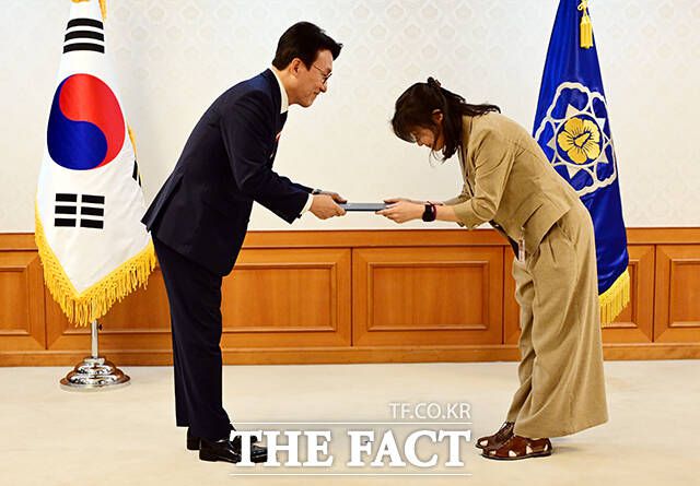 김민석 국무총리가 권은비 작가에게 위촉장을 수여하고 있다.