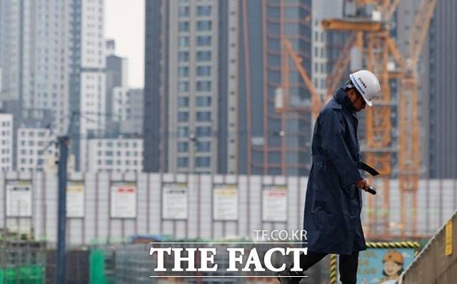 정부는 사회적 대롸와 점진적 도입을 강조하고 있다. 지난달 16일 서울 시내 한 공사현장에서 근로자들이 이동하고 있다. /뉴시스