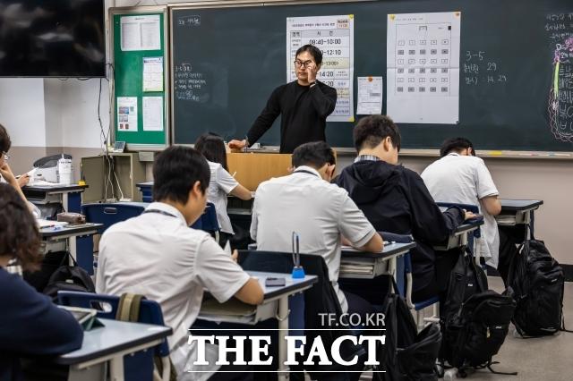 5일 여야 의원들과 교사들은 고교학점제의 미이수제도와 최소성취수준 보장 제도에 대한 재검토도 필요하다고 밝혔다. 사진은 대학수학능력시험 6월 모의평가 시행일인 지난 6월 4일 오전 서울 금천구 금천고등학교 학생들. /사진공동취재단