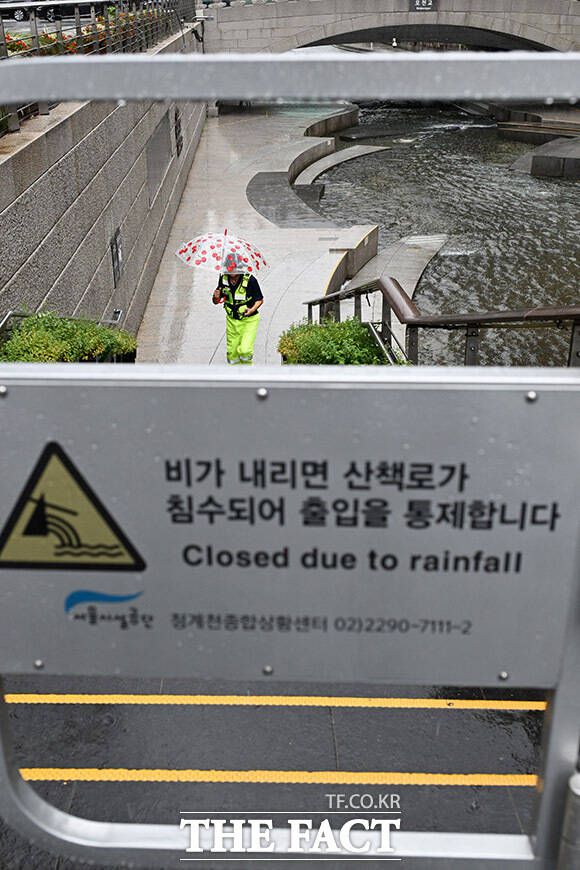 '혹시 남아있는 사람이 있을까' 확인하는 관계자.