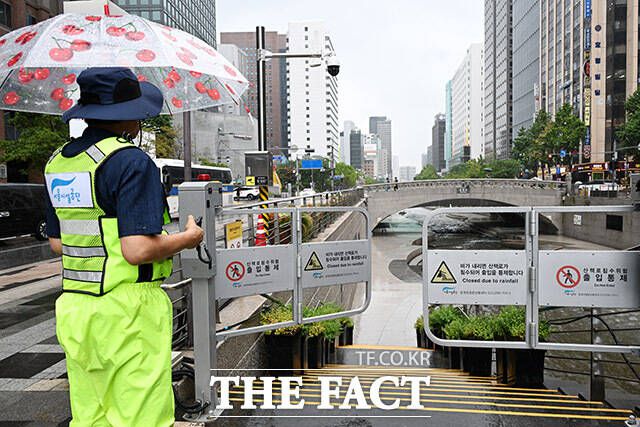 통제되는 청계천 산책로.