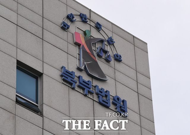 도박 및 채무 변제 자금 마련을 위해 어머니 수술비가 필요하다며 직장 동료들을 속이고 수천만원을 가로챈 40대 남성이 실형을 선고받았다. /이새롬 기자