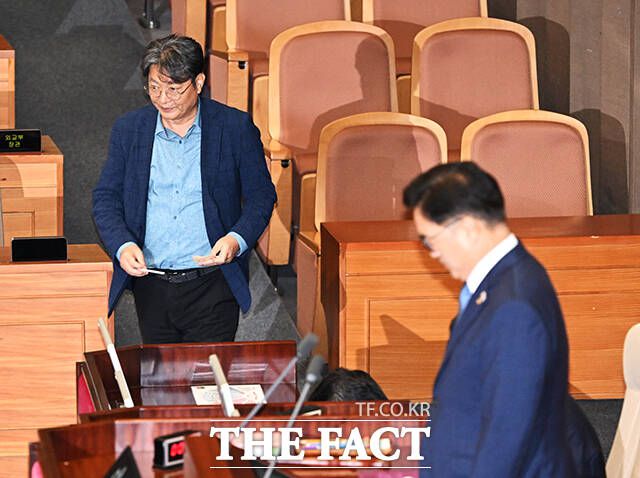 '주식 차명 거래 의혹'을 받고 있는 이춘석 법사위원장이 5일 오후 서울 여의도 국회에서 열린 본회의에 참석해 방송법 일부개정법률안(대안)에 대한 무제한토론 종결동의의 건 표결에 참여하고 있다. /국회=배정한 기자