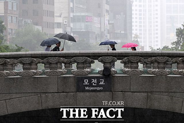 각자 우산 쓰고 발걸음을 재촉하는 시민들.