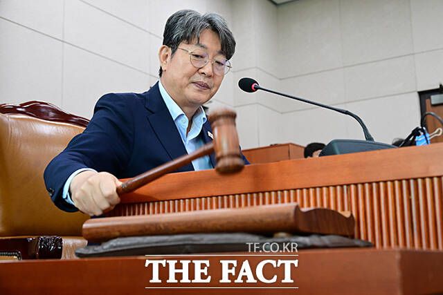 민주당이 그간 김건희 여사의 도이치모터스 주가조작 의혹을 끈질기게 파고든 전례를 고려할 때, 이번 사안은 '내로남불' 프레임으로 되돌아올 개연성이 크다. 지난 1일 법사위 전체회의에서 이 의원의 모습. /남윤호 기자