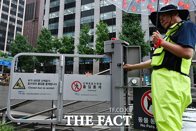 통제되는 청계천 산책로.