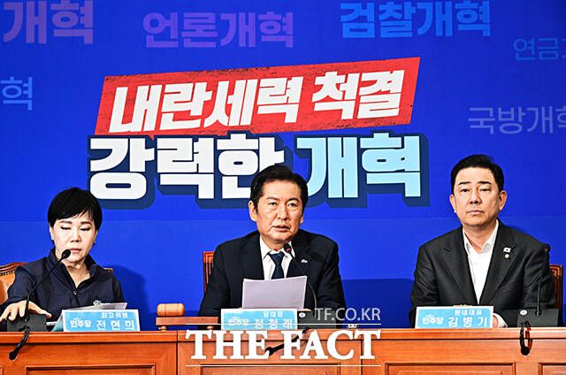 정 대표는 이번 사태에 대해 "대표에 취임하자마자 이런 일이 발생해 국민 여러분께 정말 송구스럽고, 몸 둘 바를 모르겠다"고 공식 사과했다. /배정한 기자