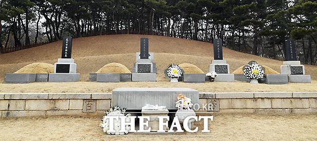 안 의사 유해 발굴과 송환에는 주변국 협조가 필수적이다. 사진은 서울 용산구 효창공원 삼의사(이봉창, 윤봉길, 백정기)묘 옆에 마련된 안중근 의사 가묘(왼쪽). /이새롬 기자